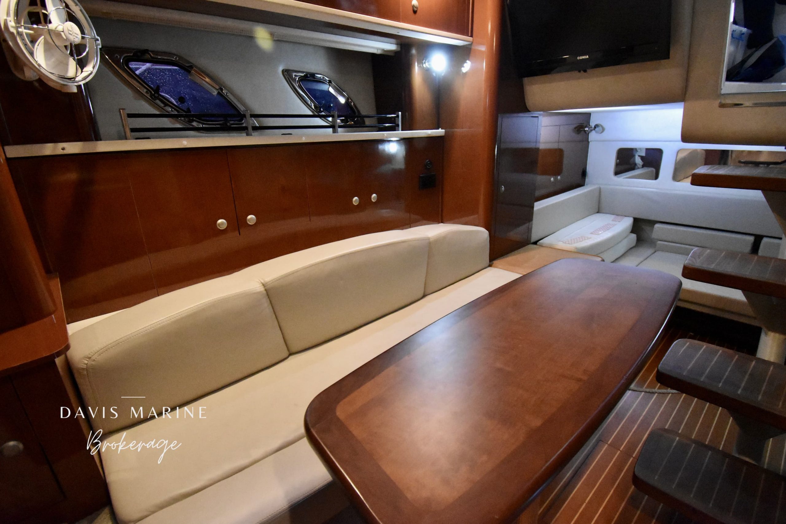 2009 Sea Ray 330 Sundancer 11