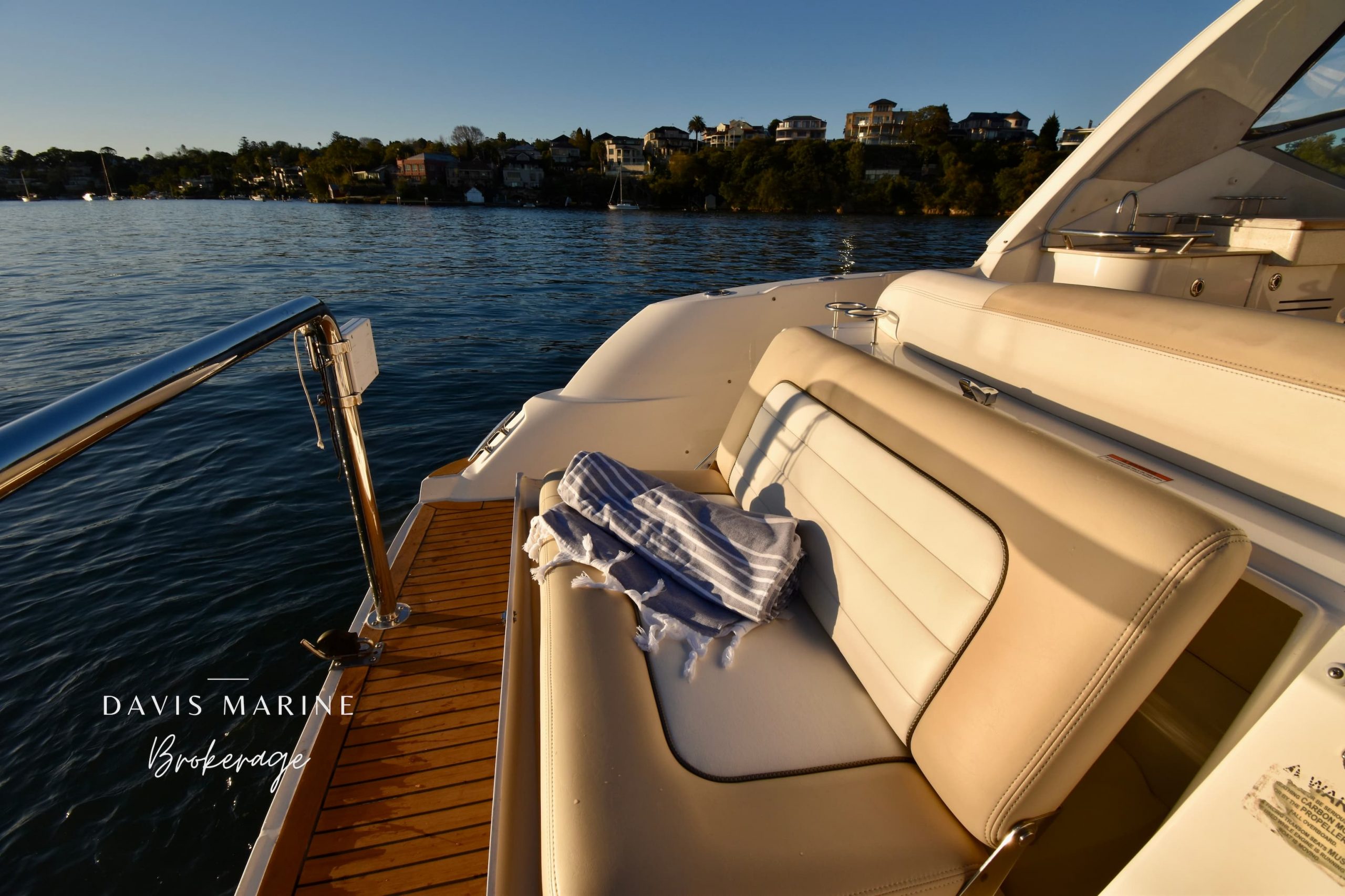 2009 Sea Ray 330 Sundancer 17