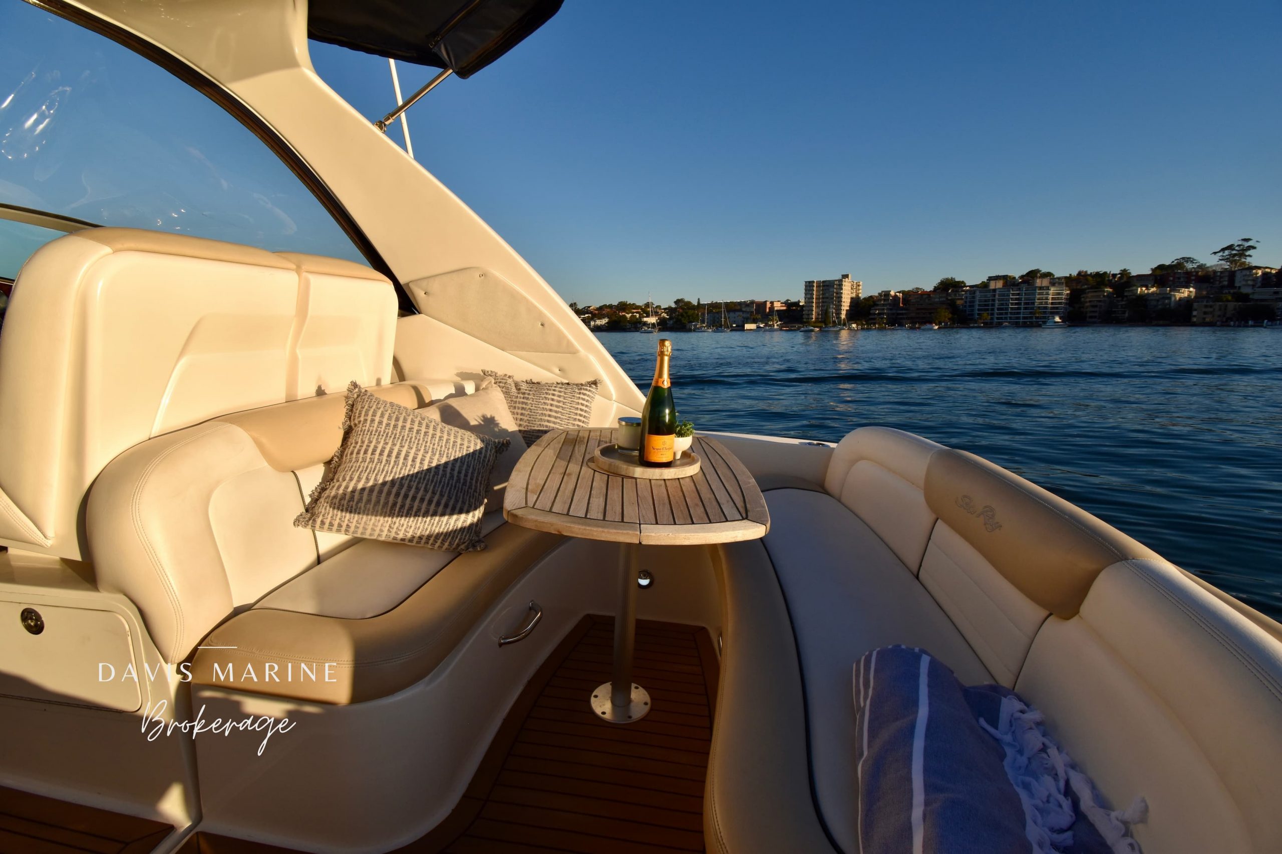 2009 Sea Ray 330 Sundancer 6