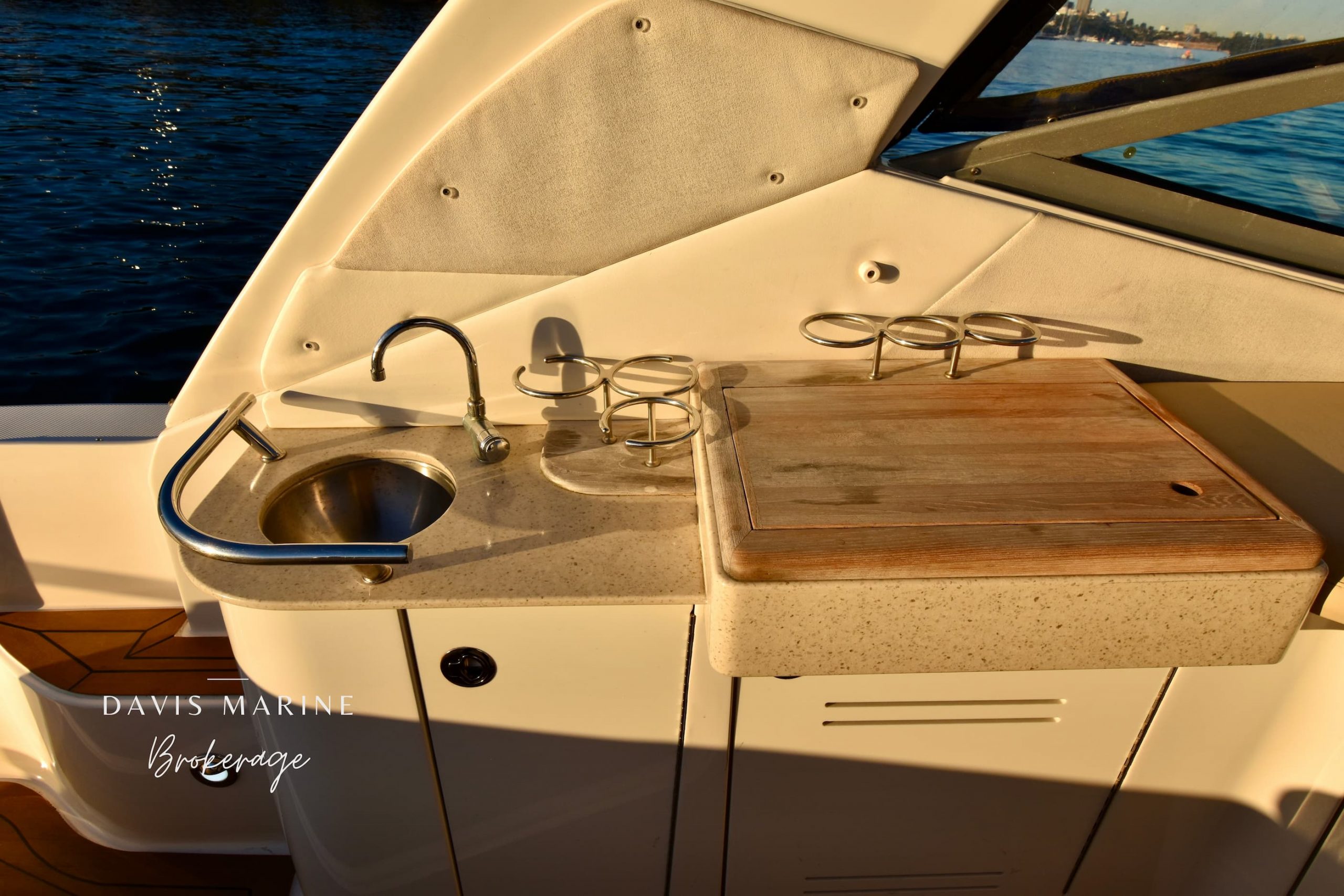 2009 Sea Ray 330 Sundancer 8