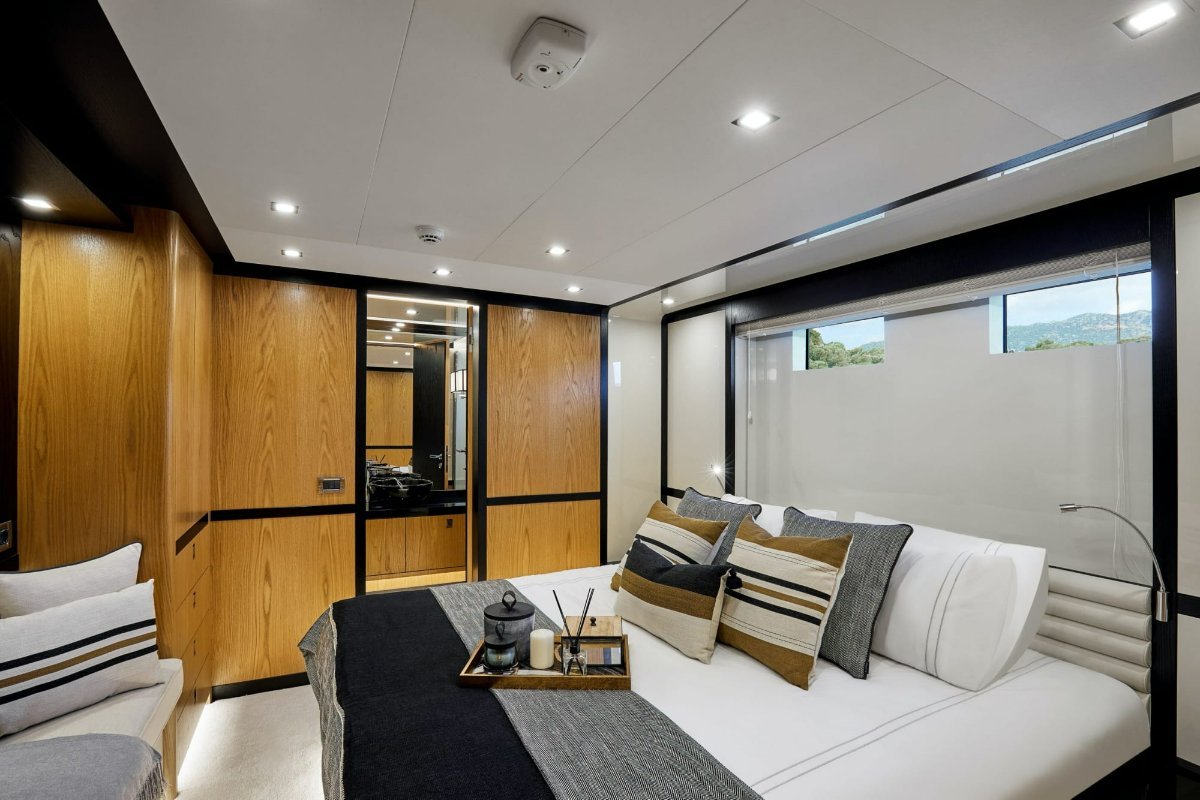 2011 BERING 77 11