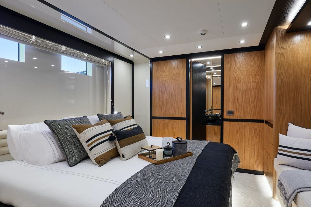 2011 BERING 77 16
