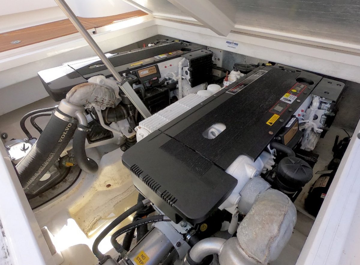 2011 MUSTANG M43 FLYBRIDGE 12