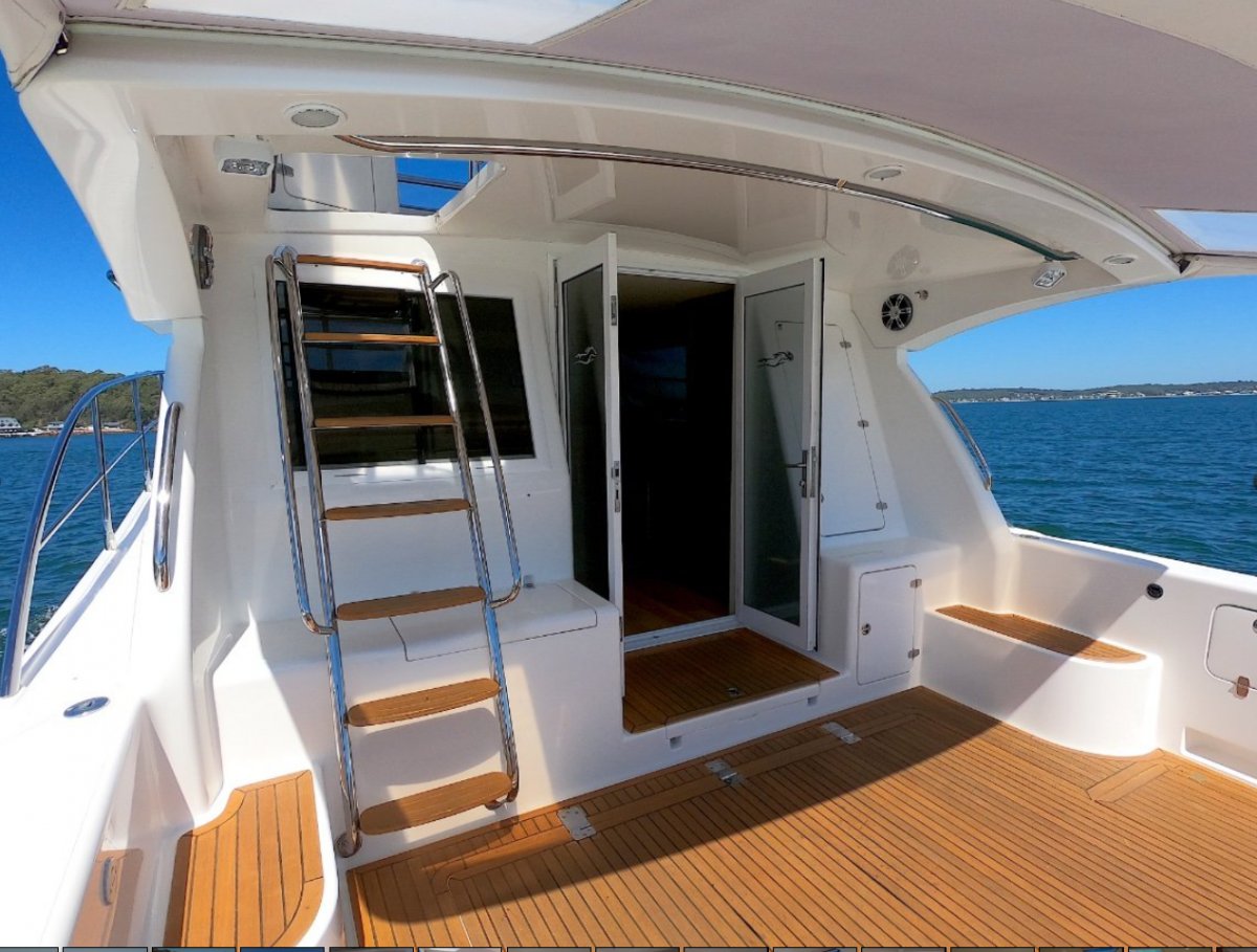 2011 MUSTANG M43 FLYBRIDGE 5