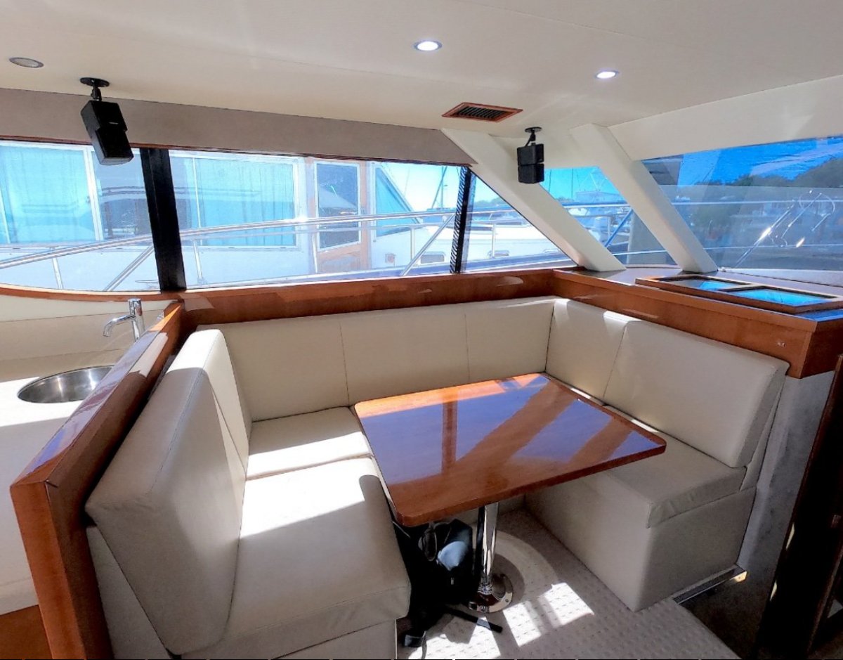 2011 MUSTANG M43 FLYBRIDGE 7