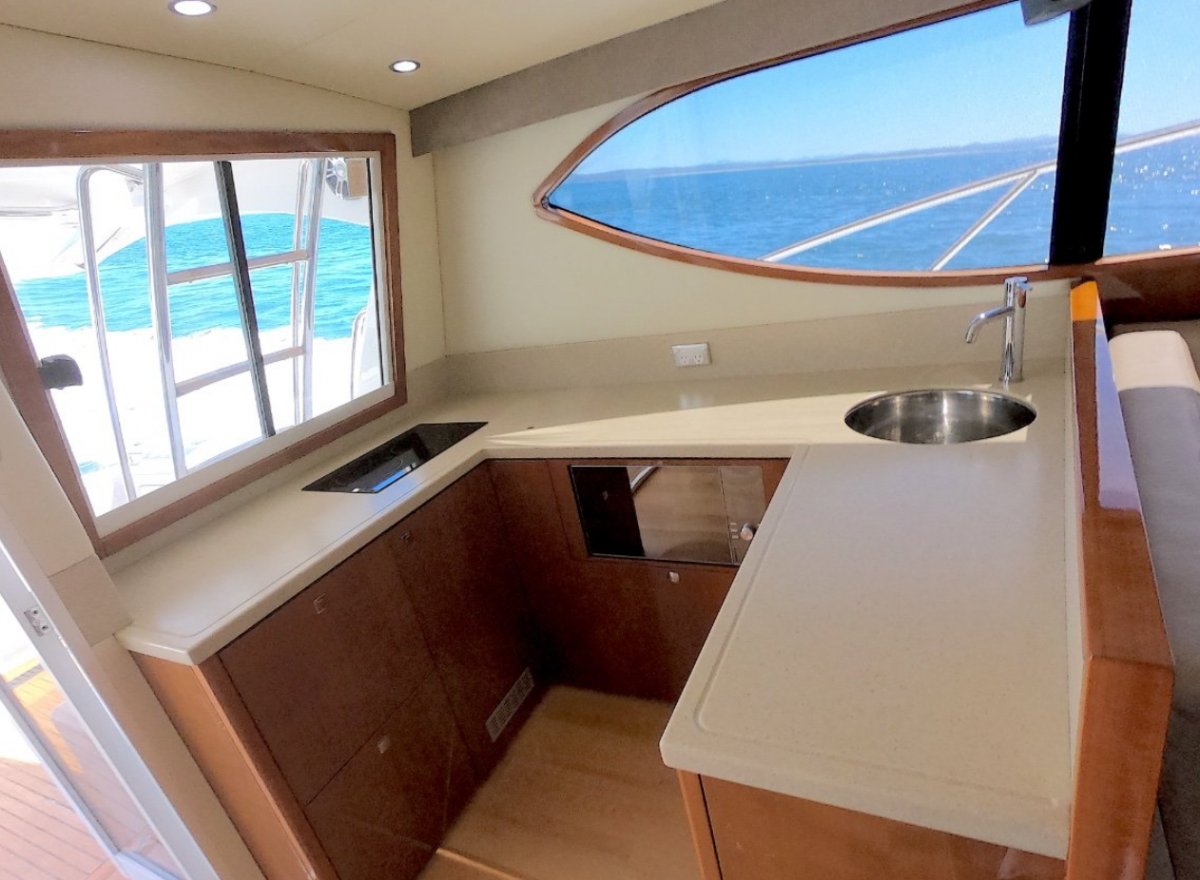 2011 MUSTANG M43 FLYBRIDGE 9