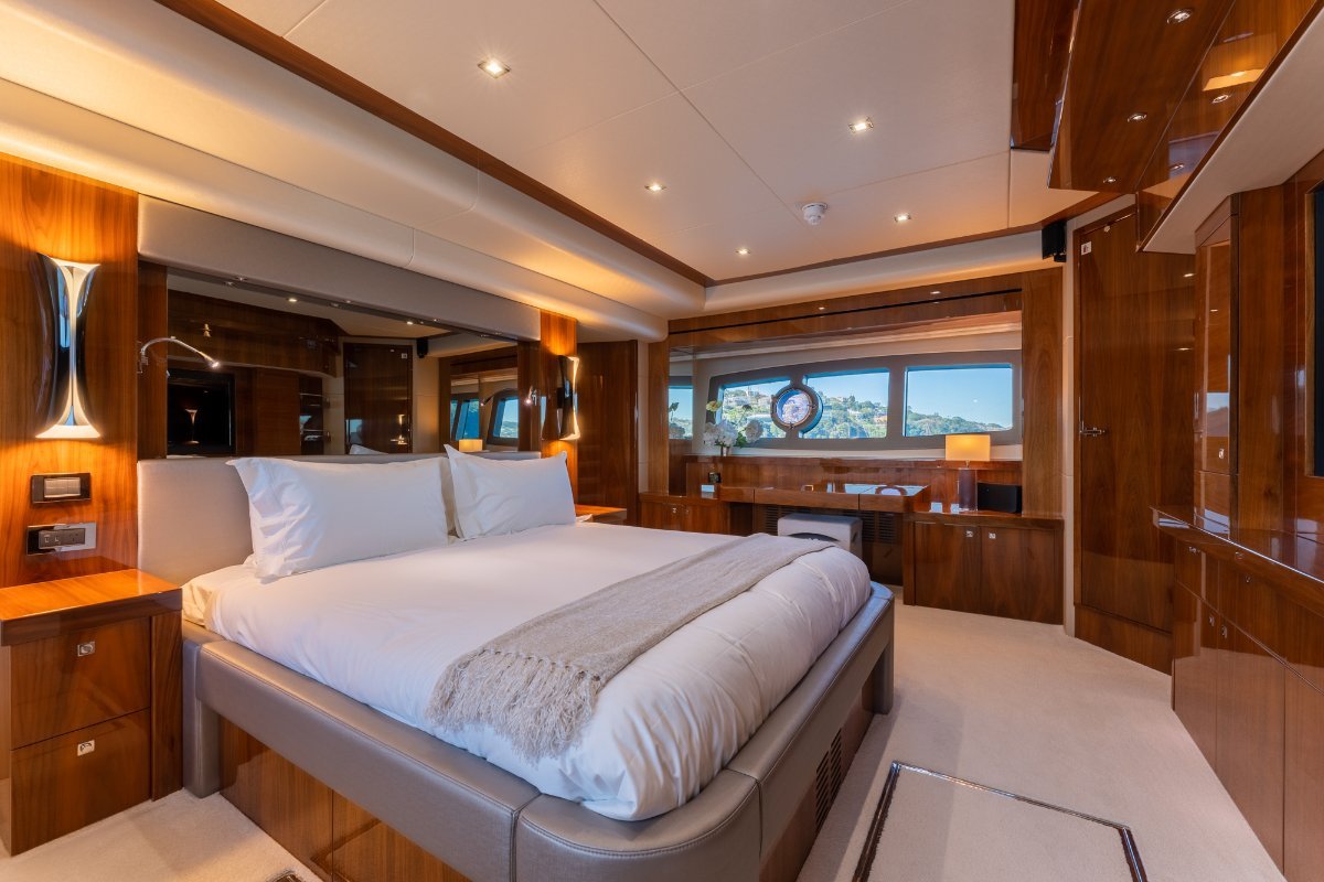 2013 SUNSEEKER 28 METRE YACHT 23