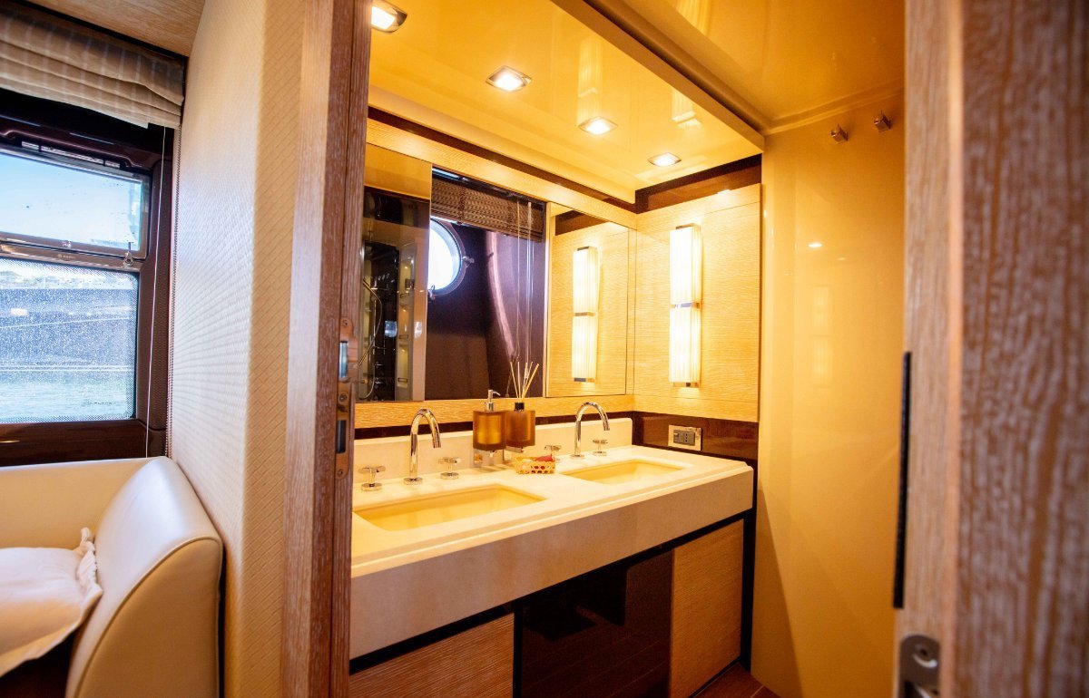 2015 AZIMUT 70 FLYBRIDGE 12