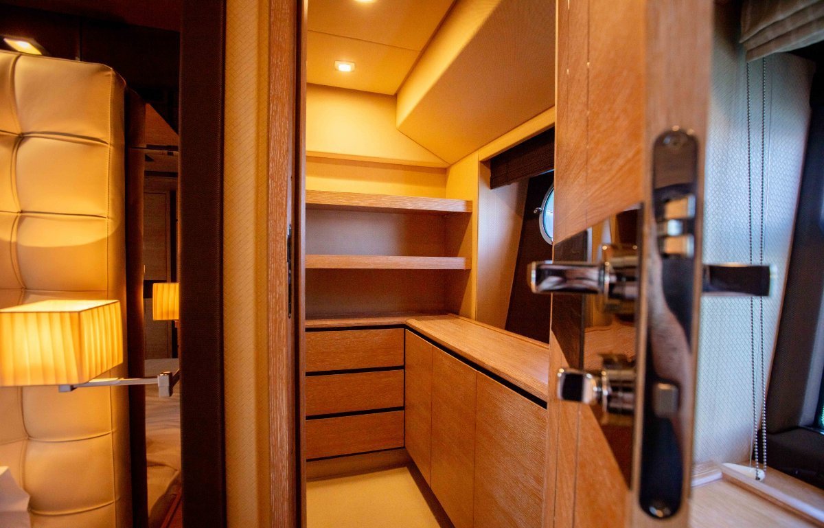 2015 AZIMUT 70 FLYBRIDGE 15