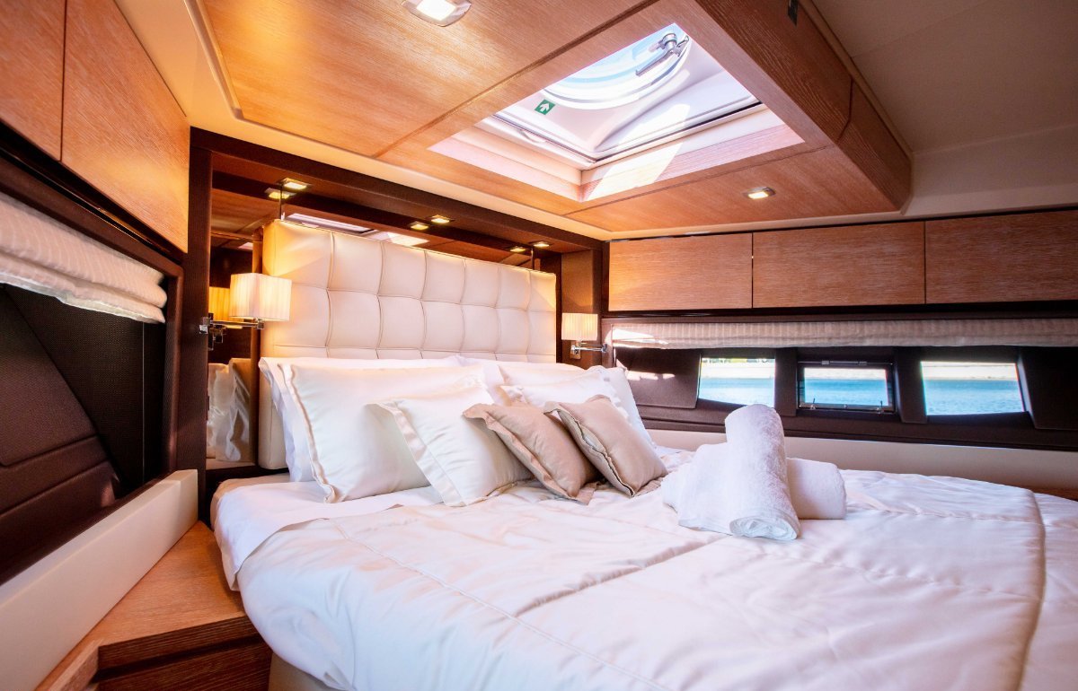 2015 AZIMUT 70 FLYBRIDGE 18