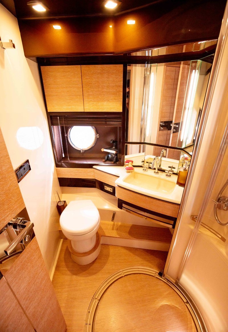 2015 AZIMUT 70 FLYBRIDGE 19
