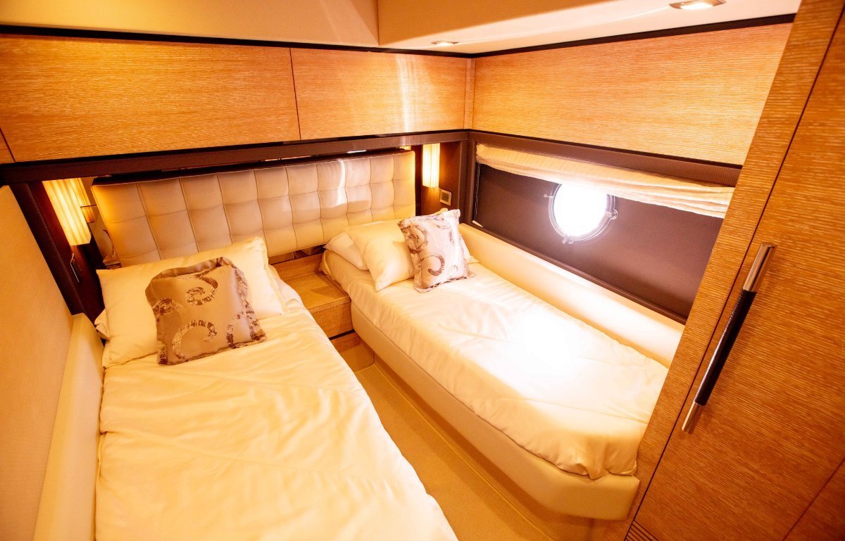 2015 AZIMUT 70 FLYBRIDGE 20