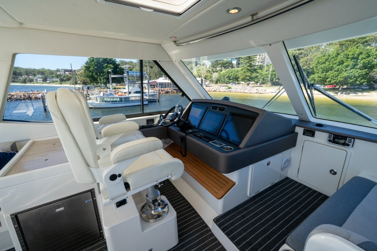 2016 RIVIERA 52 ENCLOSED FLYBRIDGE 10