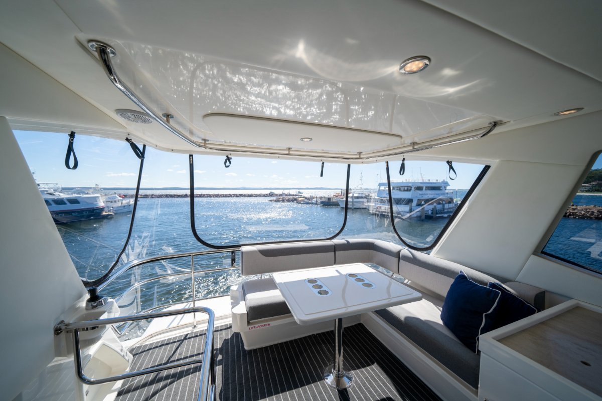 2016 RIVIERA 52 ENCLOSED FLYBRIDGE 11