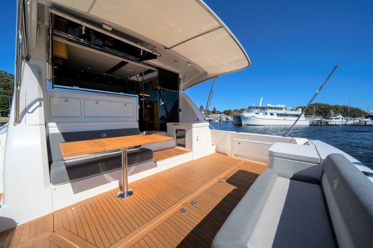 2016 RIVIERA 52 ENCLOSED FLYBRIDGE 2