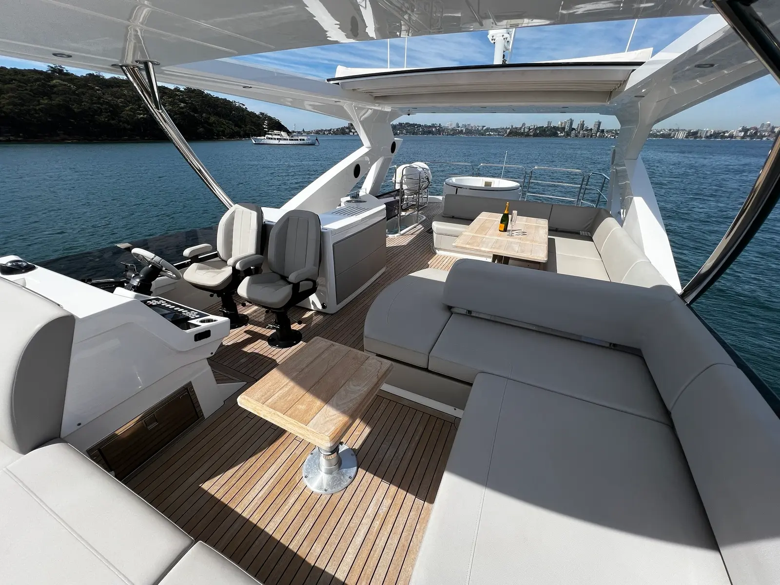 2018 Sunseeker 76 Yacht 7