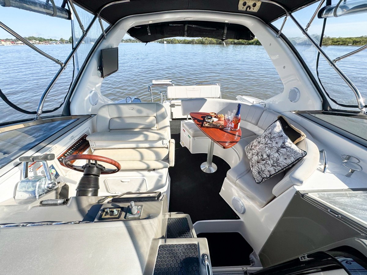 2009 Regal 3360 Window Express Boat For Sale 18