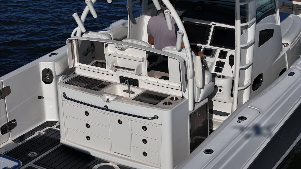 2013 Boston Whaler 370 Outrage Boats For Sale 37